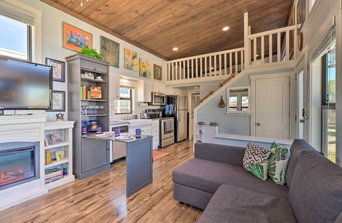 Austin House | Upscale Tiny Home - Boho-Chic Austin Getaway!