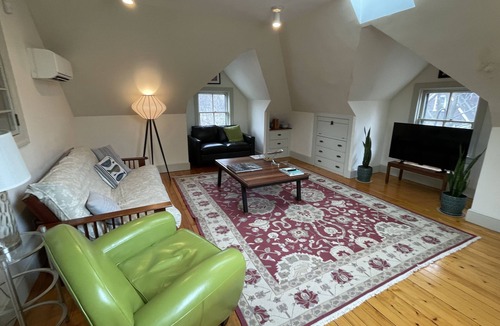 College Hill Apartment | Walter S. Budlong Apartment - Sunny, Large, Sleeps 4. Close to Brown and RISD