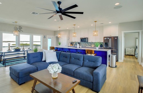 Taft House | Waterfront Home w/Deck & Views on Copano Bay!