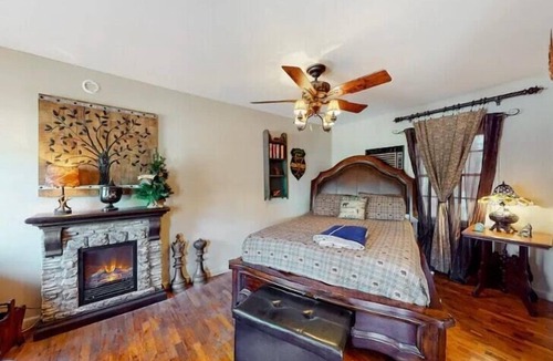 Eureka Springs Historic District Hotel | Wolf's Den at Tradewinds