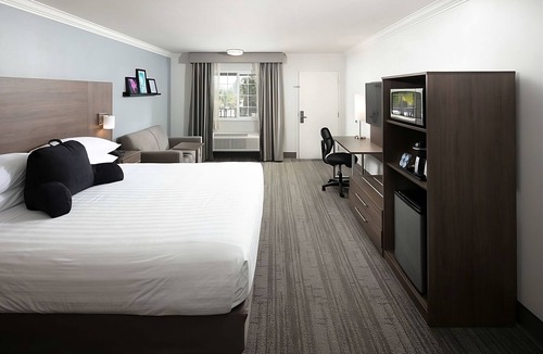 Temecula Hotel | Your Relaxing Getaway Near Old Town Temecula, Lake Skinner and Wine County!