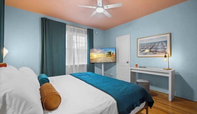 #07 Corner Unit in Mid-century Art-Déco building KingBed EnSuiteBath PetsOK in Miami Beach
