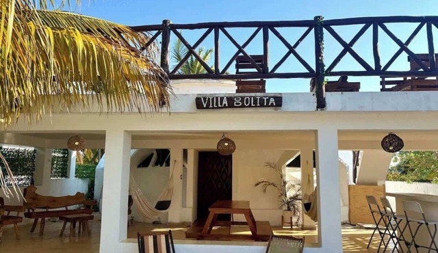 1 Street from the beach w/Pool, Rooftop Bar & A/C in Chuburná