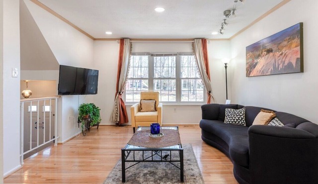 2 BR Practical Comfy 5min Metro 15min IAD 20min DC in Reston