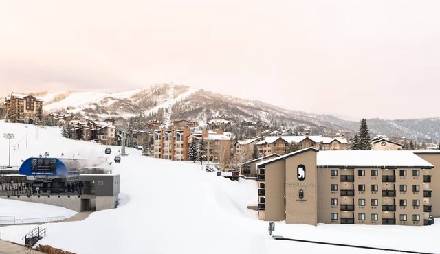 2 Comfortable Two Queen Rooms at Gravity Haus, Hot Tub & Parking in Steamboat Springs