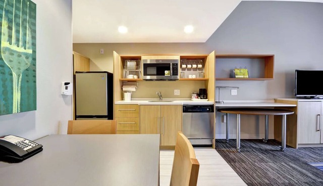2 Modern Suites w/In-Room Kitchenette & Free Breakfast Minutes from Beach in St. Simons Island