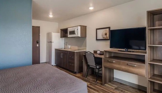 2 Pet-Friendly Suites with Free Parking Near Frisco Station Mall in Rogers