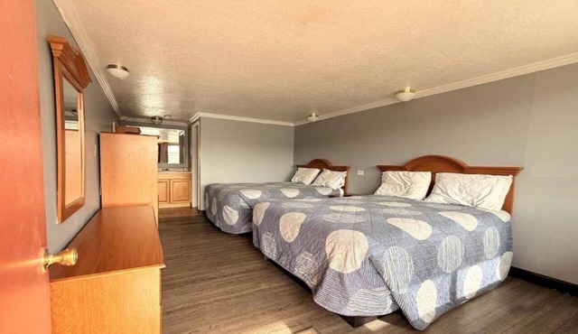 2 Queen Bed | Smoking in Rock Springs