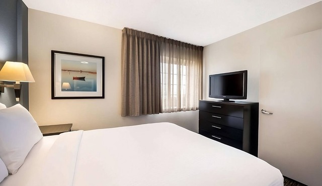 2 Spacious Good-Value Accommodations! Outdoor Pool, Pet-Friendly in Phoenix