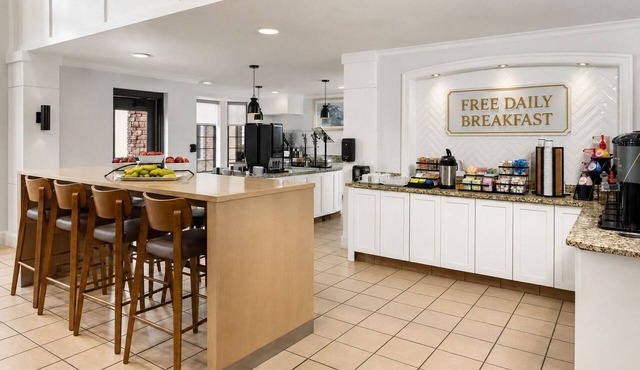 2BR Accessible Suite | Free Daily Breakfast + Pool in Bloomington