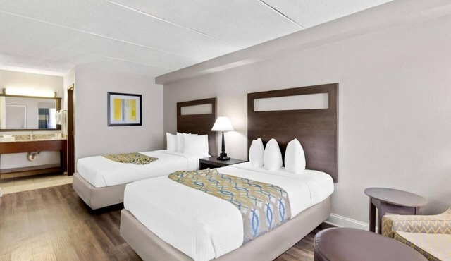 3 Comfy Units with Easy Access to City, Shops & Restaurants - Free Breakfast! in Naperville