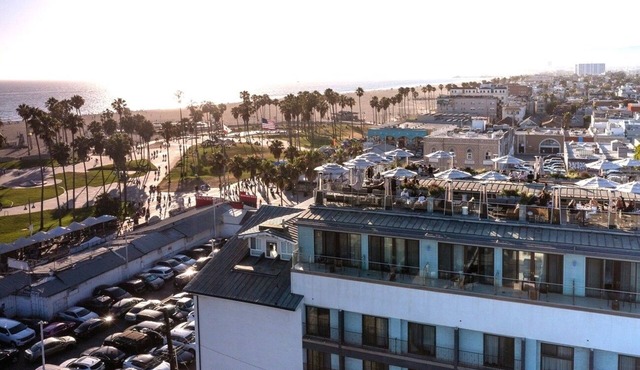 3 Couple Beachside Suite near LAX Minutes from Local Attractions, Free Breakfast in Los Angeles