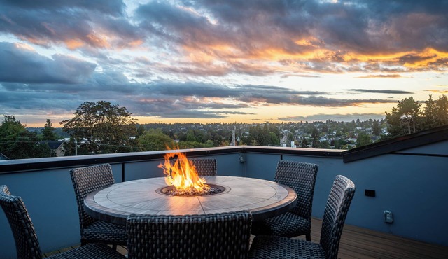 4-Bed Modern Home with Rooftop, Covered Deck, Large Backyard & Central Location in Seattle