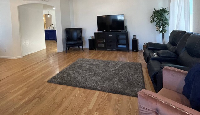 5 mins from State Farm Stadium in Glendale