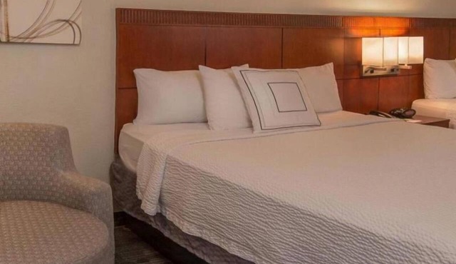 A Short Drive to Tomb of the Unknowns! 4 Units w/Parking & Onsite Starbucks! in Arlington