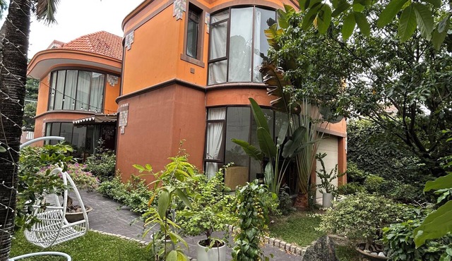 A spacious, luxurious and serene villa located in the best part of Saigon. in Thành phố Hồ Chí Minh
