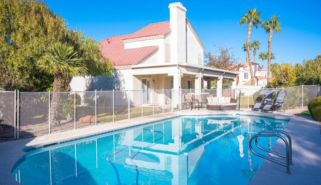Absolute Perfection! Stunning Pool! Luxurious Spa! Putting Green! Pool Table! in Henderson