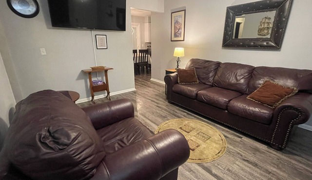 Aimee's Place- Comfy and Close to Everything! in Moore