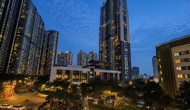 Amazing 3-bedroom condo with AC in vibrant Thành phố Hồ Chí Minh