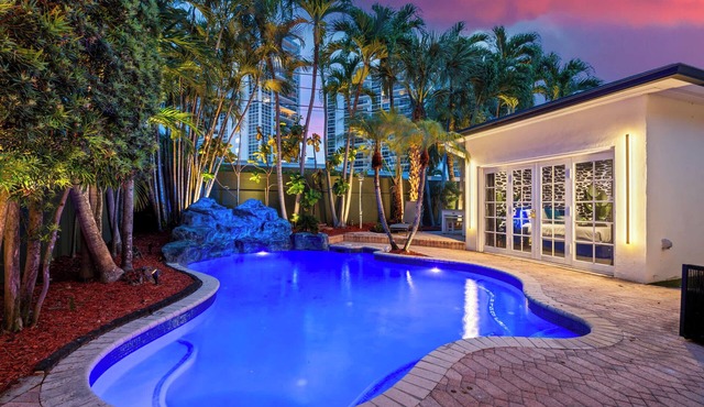 Beach Pop - Steps to Beach, Heated Pool & Hot Tub in Fort Lauderdale