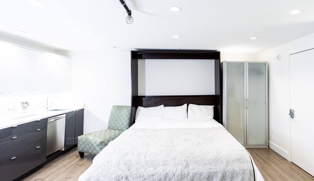 BEACH SUITE - 2 King Beds, Kitchen, Pool Hot Tub, Walk to Beach, Pet Friendly in Rehoboth Beach