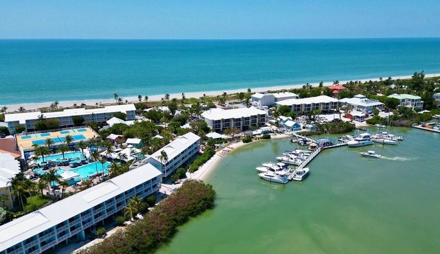 Beach View 1BR Cottage | Sea Kayaks | Tennis | Pickleball | Water Sports in Captiva