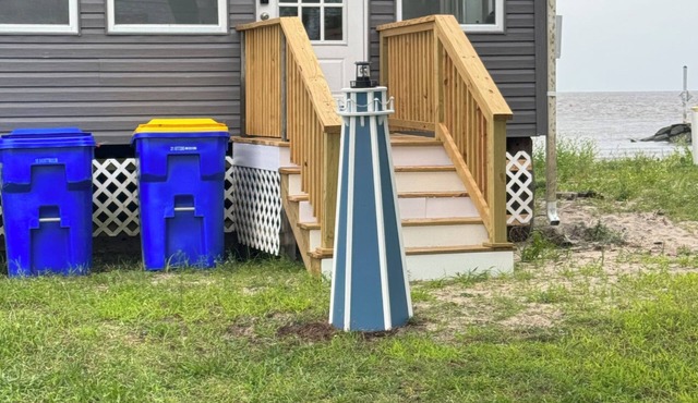 Beachfront cottage in Bowers Beach, sleeps 8+, close to Dover and DE Turf in Frederica