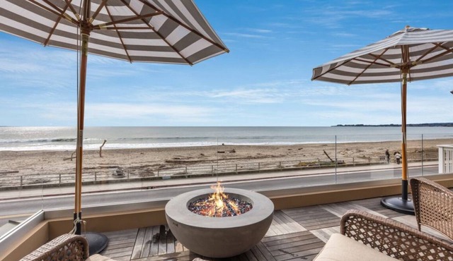 Beachfront home, steps from the sand in Aptos