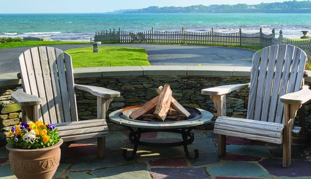 Beachfront Large Updated Family Home: Pool and Jacuzzi in Middletown