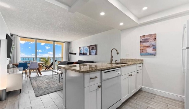 Beachfront Top-Floor Condo, Heated Pool, Ocean in Jensen Beach