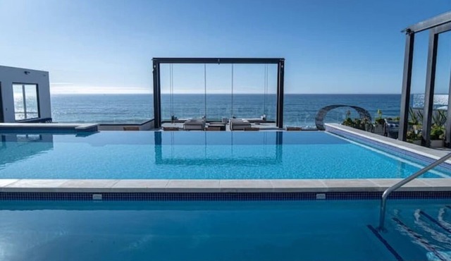 Beachside Premium Condo | Pool + Hot Tub Escape in B.C.