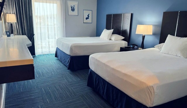 Beachside Stay – Walk to Shoreline, Cafés & Local Seal Beach Charm + Breakfast in Seal Beach