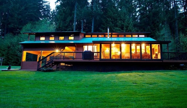Bearadise Mt. Rainier: SAUNA, Hot Tub, Games, Movies in Ashford
