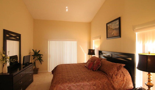 Beautiful 4 Bed/3 Bath Villa + Disney&Golf + Large South-Facing private Pool/Spa in Clermont