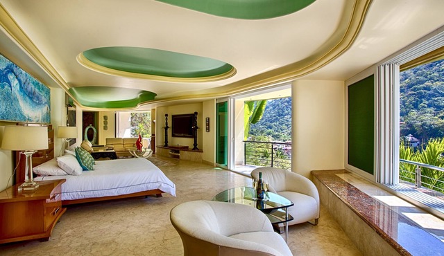BEAUTIFUL MASTER SUITE WITH VIEW OF THE BEACH