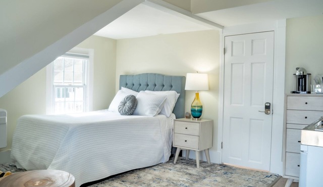 Beautiful oceanfront views with kitchenette and private deck! in Hampton