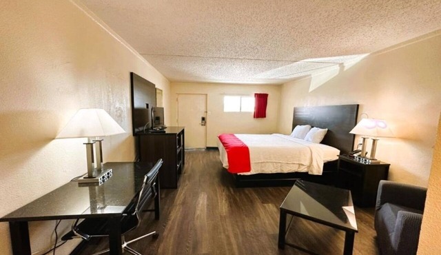 Best Value San Antonio Hotel Stay - Room with King Bed | Onsite Outdoor Pool in Bexar County