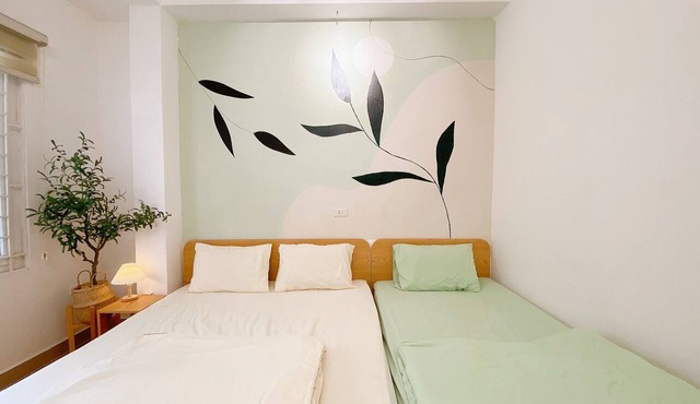 Big Bedroom for max 4, Hanoi Old Quarter, Best Deal w/Private Bath, Free Wash