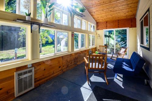 Blue House - private 2 bed, 2 bath home with garage in Eugene