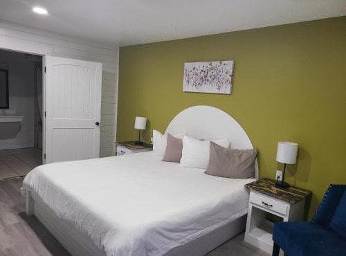 Blue Sky Inn- Complimentary Happy Hour Th-Sun, Veteran owned, Full Breakfast, Best green space, 1 mile from Blue Ridge, Fire Pit in Blue Ridge