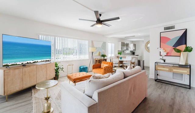 Boca Waterfront Oasis: Bright Corner Unit – Walk to Beach in Boca Raton
