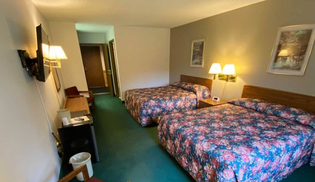 Boulder Bear Motor Lodge - Two Queen Beds 111 Front in Boulder Junction