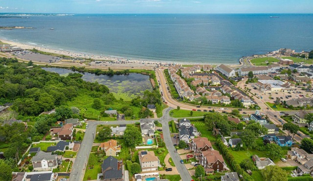"Bricrist"-Private heated pool, walk to beach, central a/c, ocean views in Narragansett Pier! in Narragansett