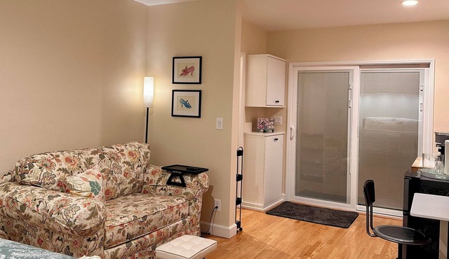 Bright and spacious guest suite in Burbank