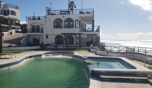 Brisa Oceanfront & Poolside Villa - Right on the water. Jacuzzi, beach & bbq. in Primo Tapia