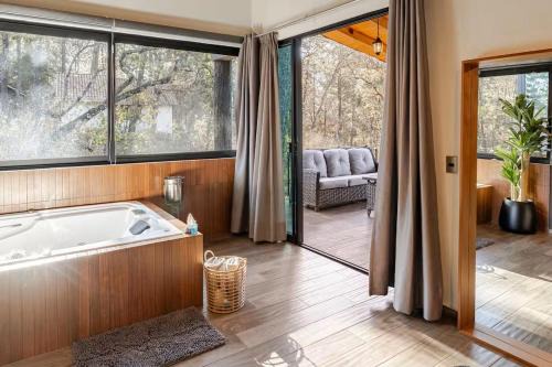 Cabaña de lujo 2 habitaciones con Jacuzzi Dentro del Bosque a 10 min del Pueblo in Mazamitla