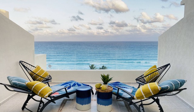 Cancun Chic, beachfront apartment, 3 bedrooms, 3 bathrooms in Cancún