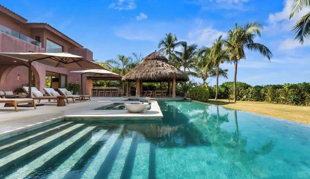 Casa Carlota: Beachfront, Pool, Chef, Sleeps 10