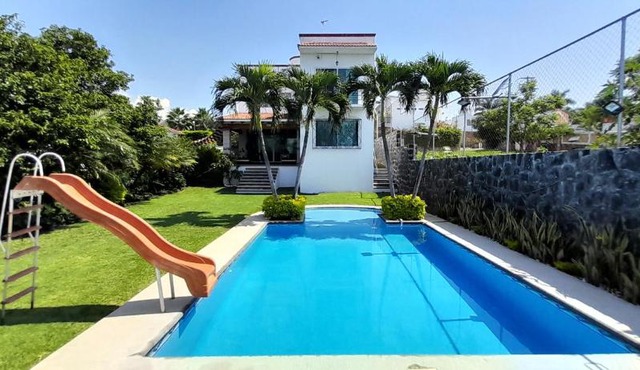Casa con alberca privada y agradable jardín in Oaxtepec