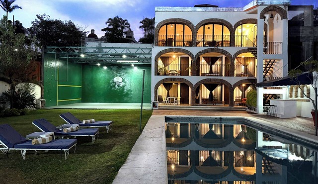 Casa del Piloto. Accommodates 24 people, with pool, a swimming pool, a climbing wall, and much more. in Cuernavaca